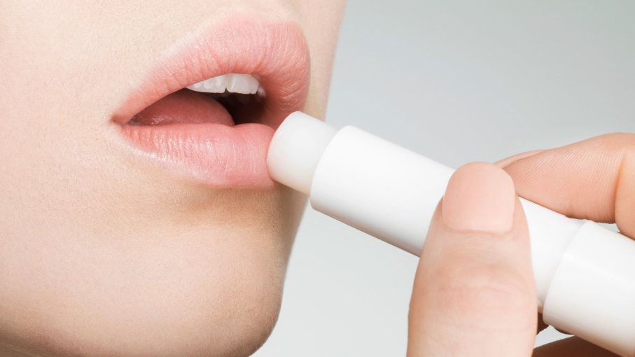 Tips chăm sóc môi mềm mọng mùa Đông