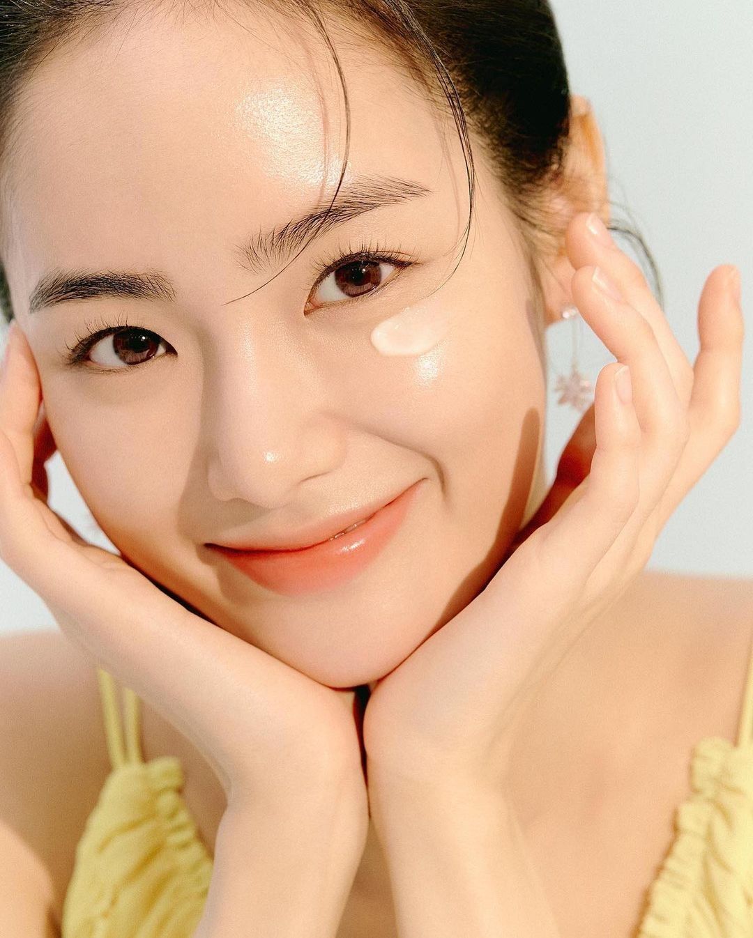 Vì sao càng bôi kem dưỡng ẩm, da càng bùng mụn?